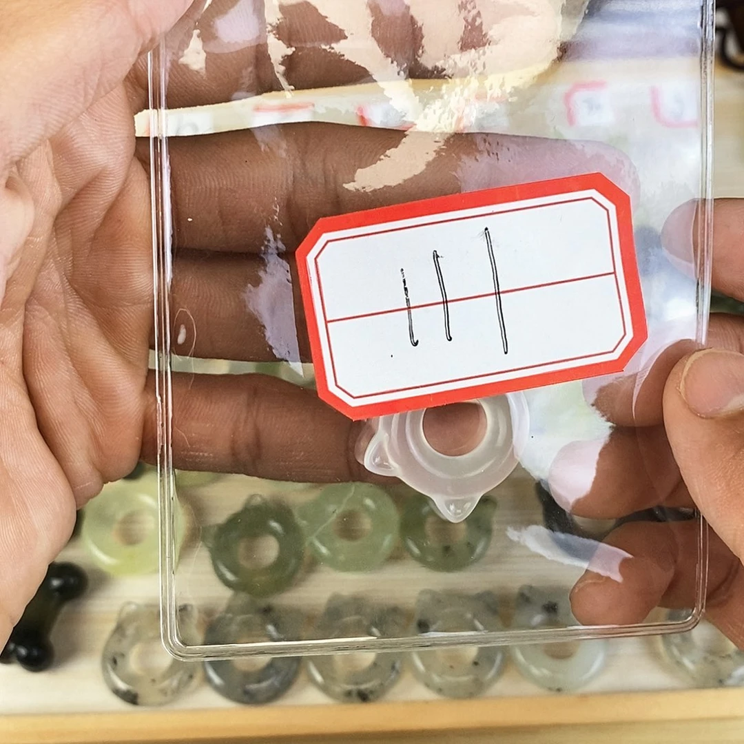 蛇纹石玉颈饰未镶嵌韩****题