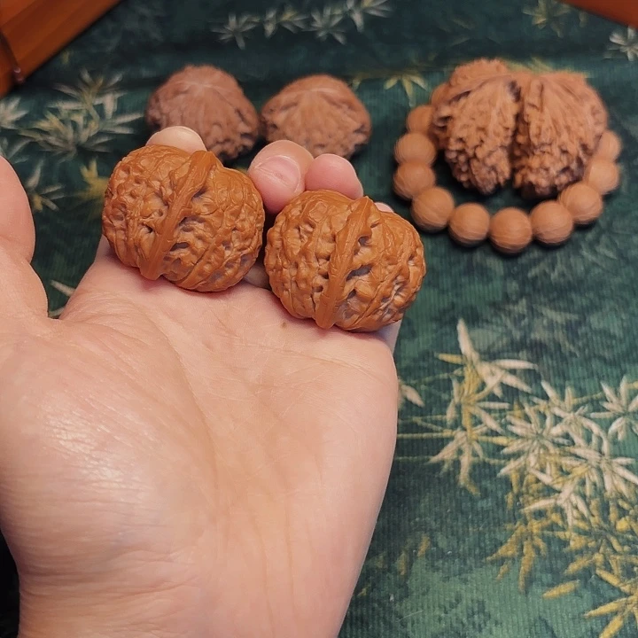啤***友文玩核桃吊坠血麒麟