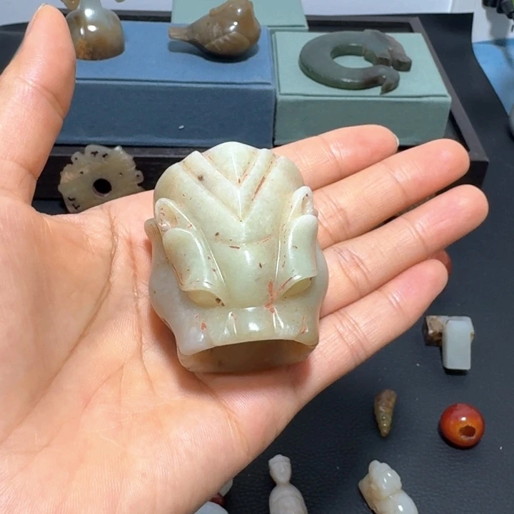 和田玉未镶嵌颈饰小***飞