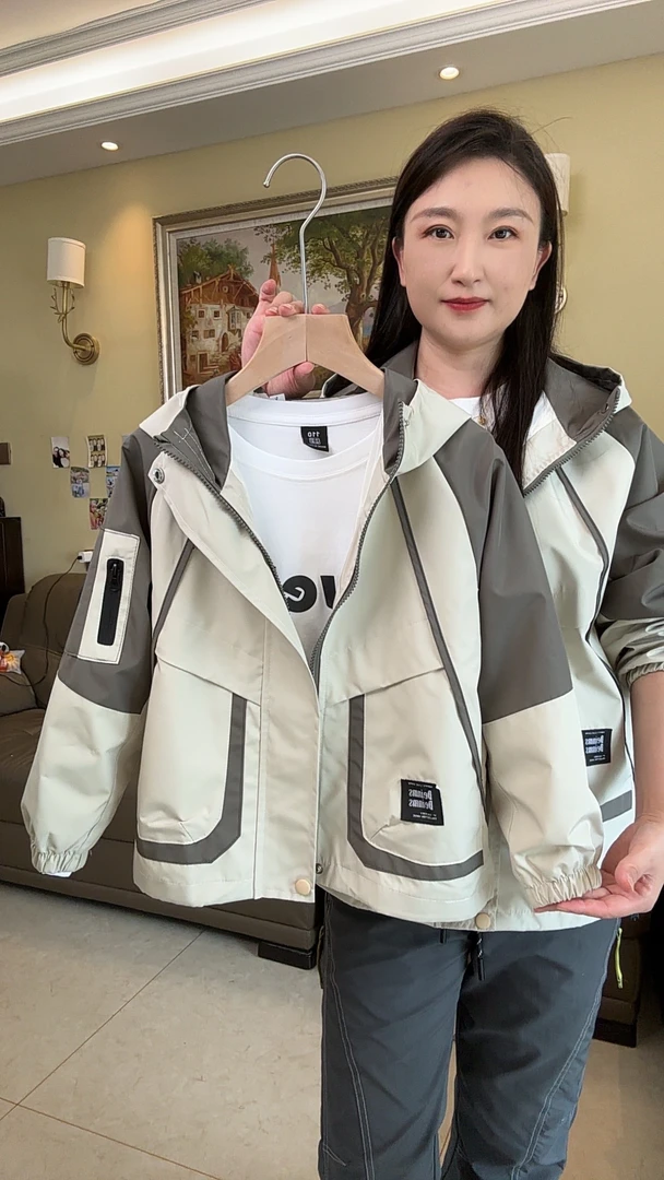 男童秋装外套2025新款秋季中大童男孩冲锋衣外套帅气炸街连帽风衣