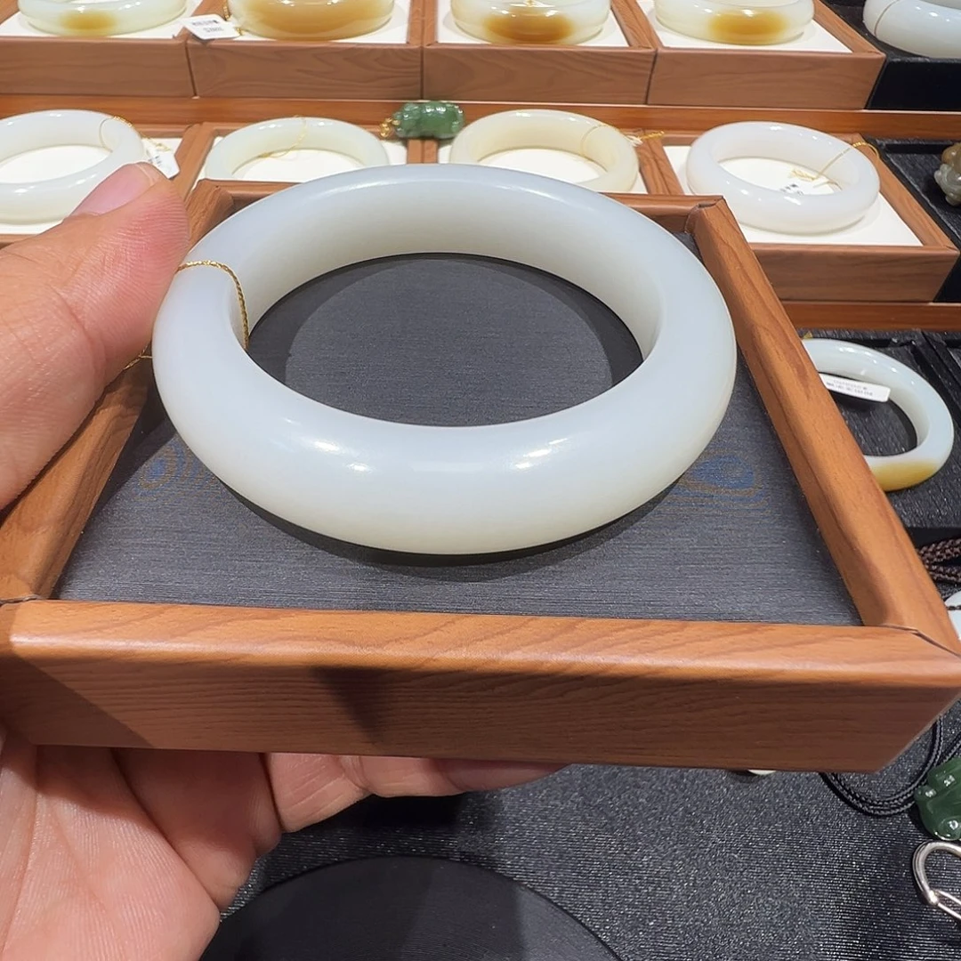 和田玉未镶嵌手镯