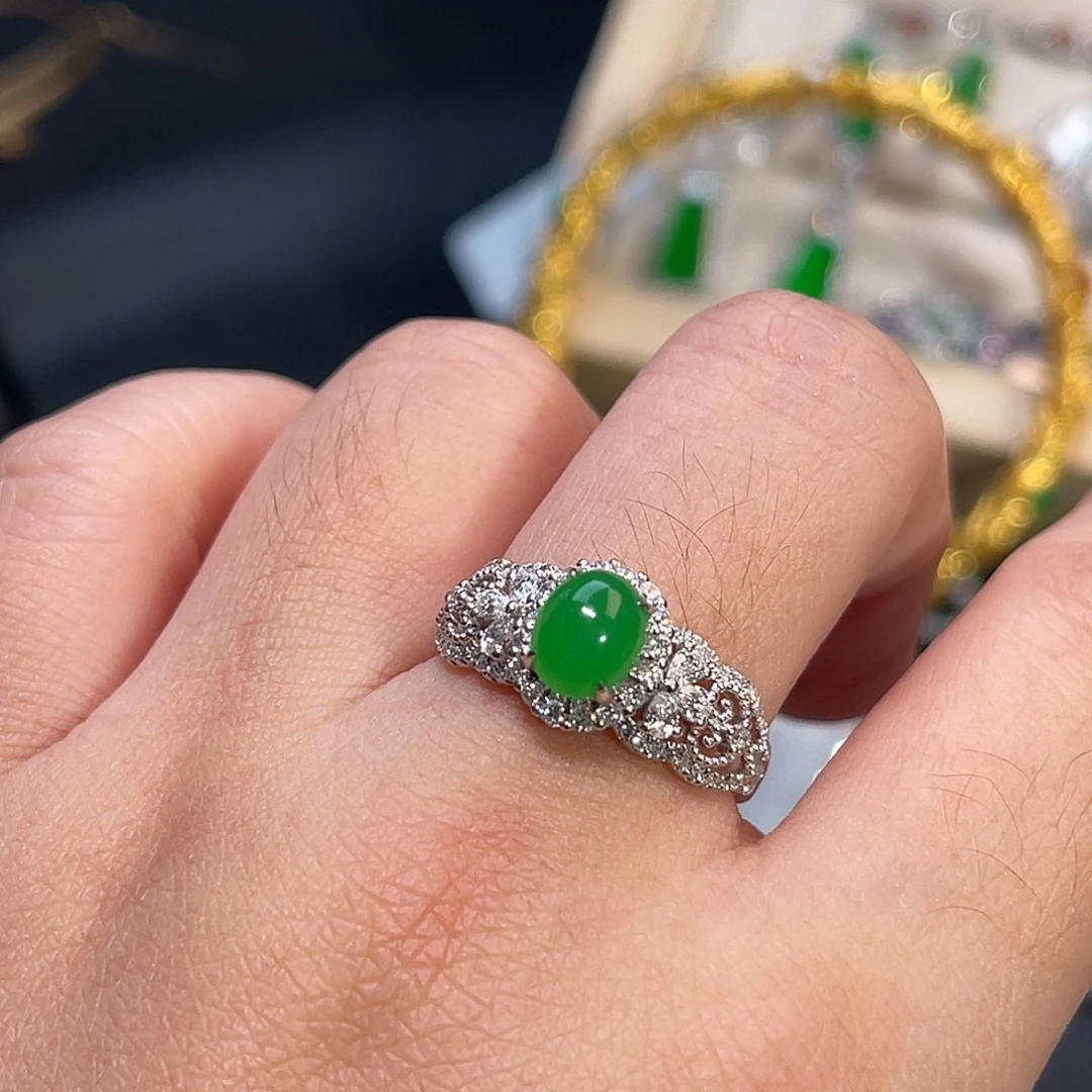 翡翠18K金镶嵌戒指阳绿蛋面