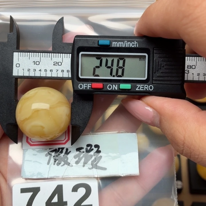 小***，未镶嵌琥珀裸石微瑕