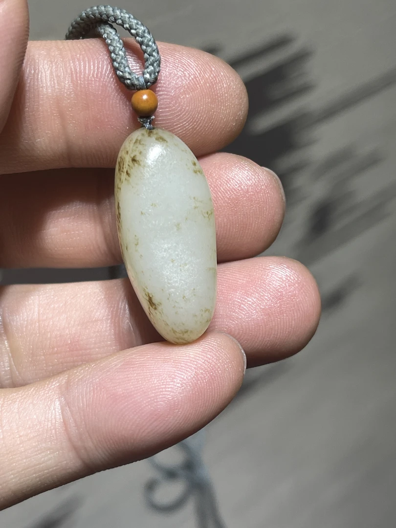和田玉青白随型吊坠