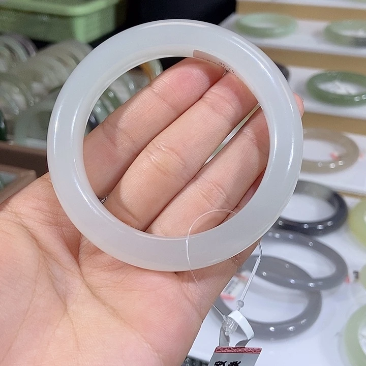 和田玉未镶嵌手镯妮