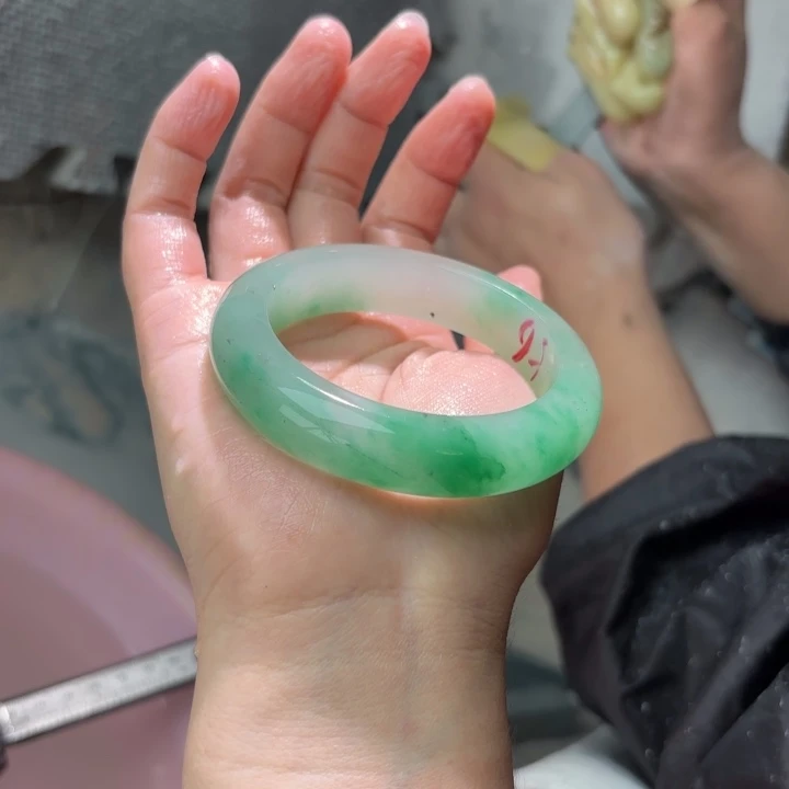 用***6石英质玉（非洲翠）手镯未镶嵌定制