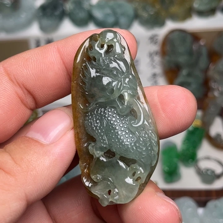 翡翠未镶嵌颈饰麒麟