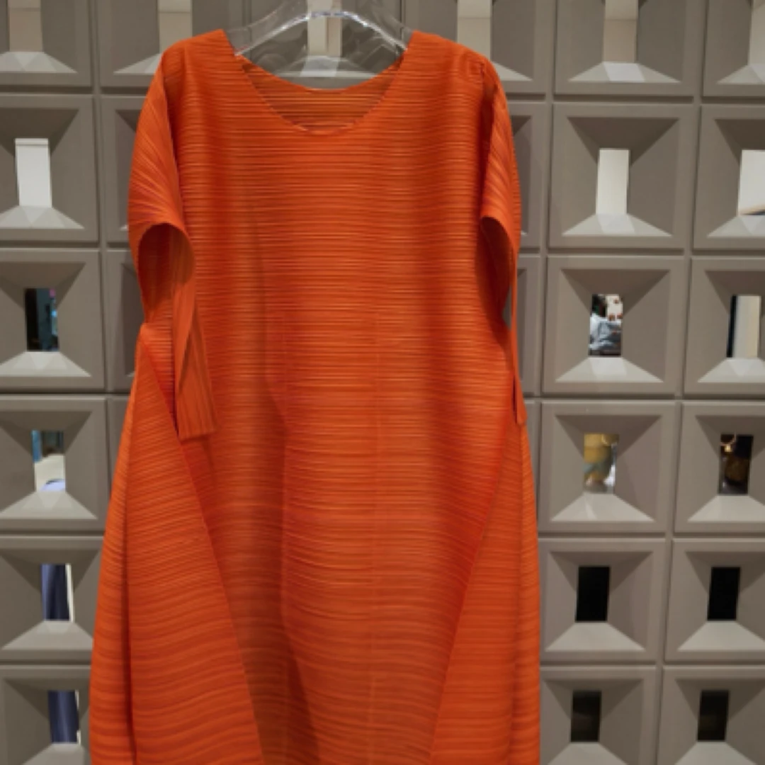 原版褶皱八分袖立体连衣裙