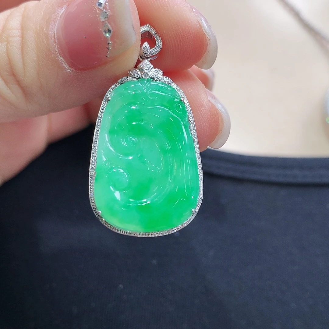 翡翠颈饰18K金镶嵌如意