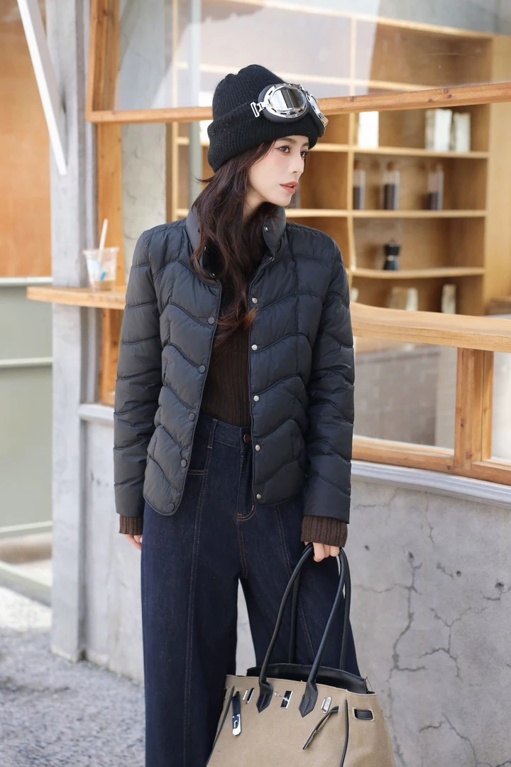 《霞姐服饰》大牌巧心思时尚翻领棉服外套韩版女休闲减龄货号：9917