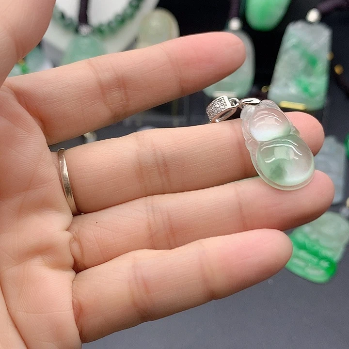 翡翠未镶嵌吊坠(赠链)