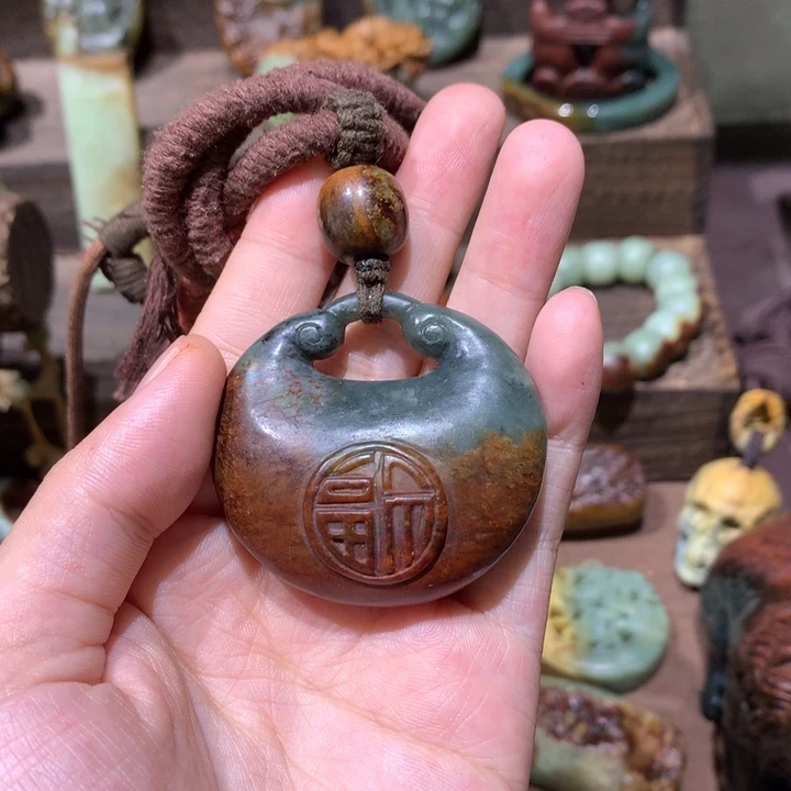 未镶嵌岫岩河磨玉（透闪石质玉）挂件