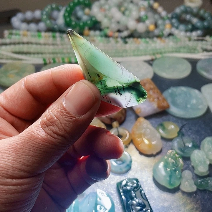 翡翠颈饰未镶嵌翡翠