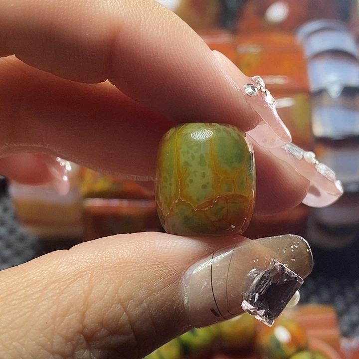 向***往玛瑙/玉髓未镶嵌颈饰