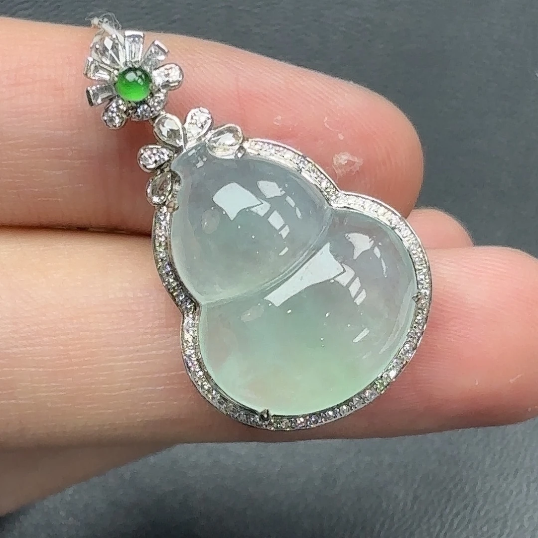 翡翠18K金镶嵌颈饰葫芦