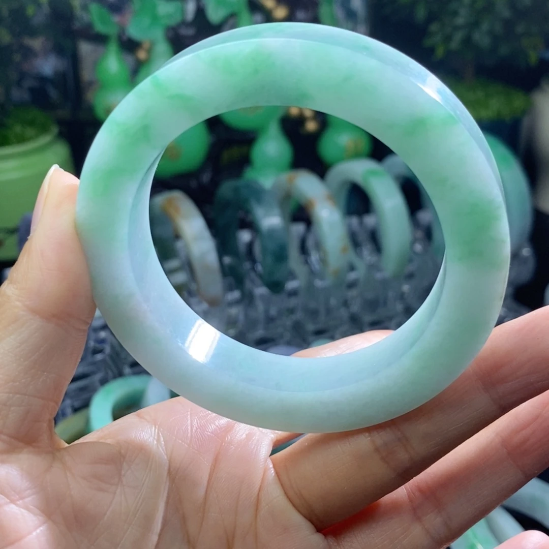 未镶嵌手镯定制翡翠大**?