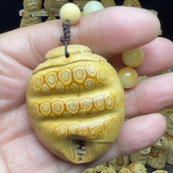 竹竹根雕手里有钱