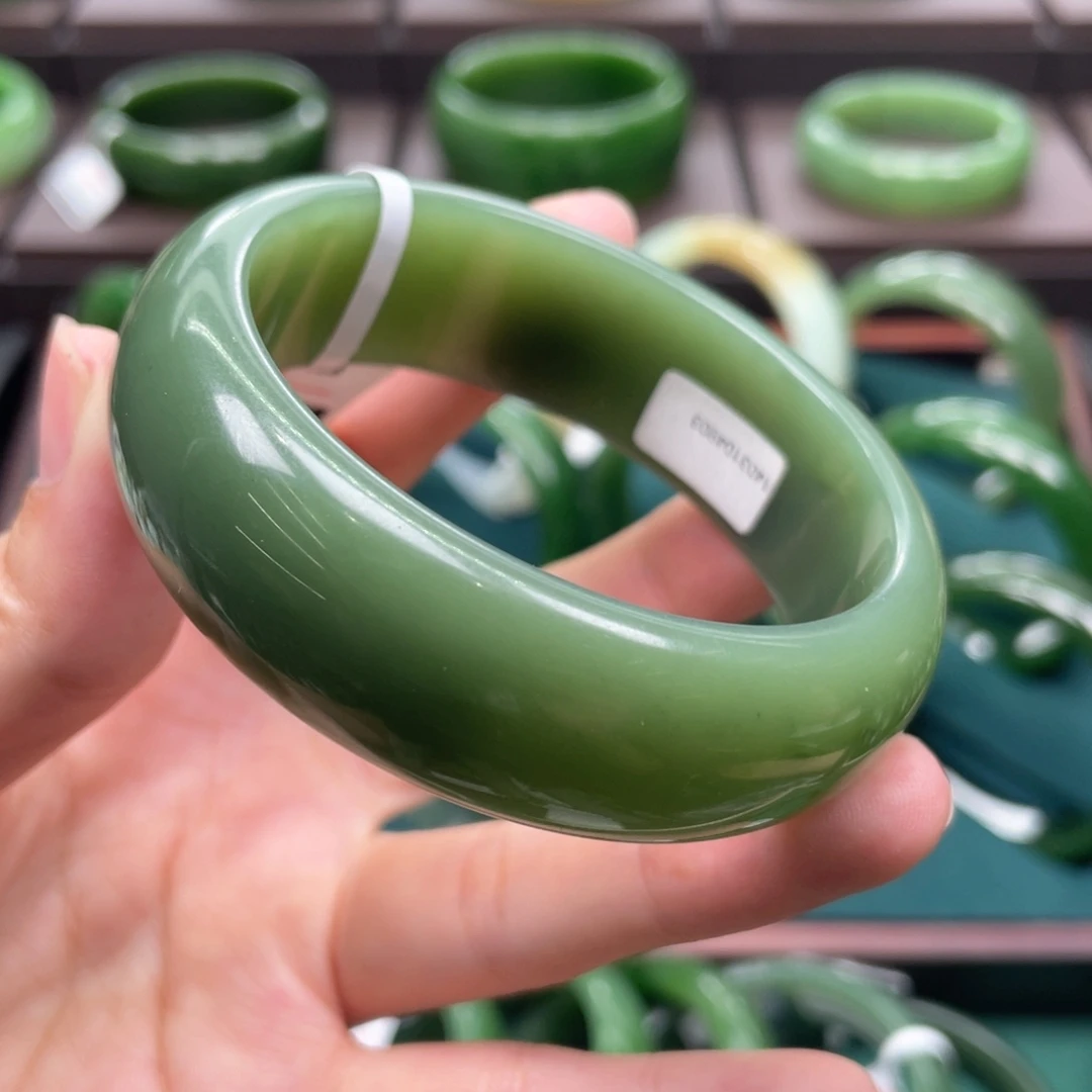 沐***漓和田玉（碧玉）未镶嵌手镯56+