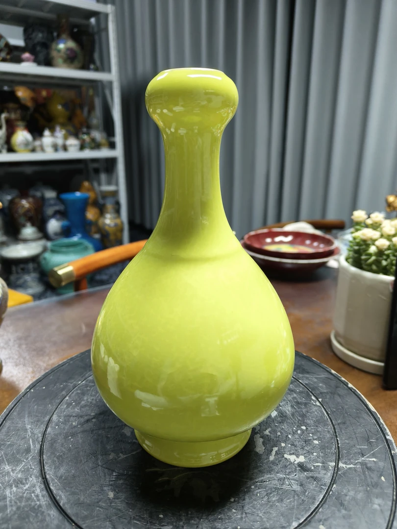 单色釉蒜头瓶一件