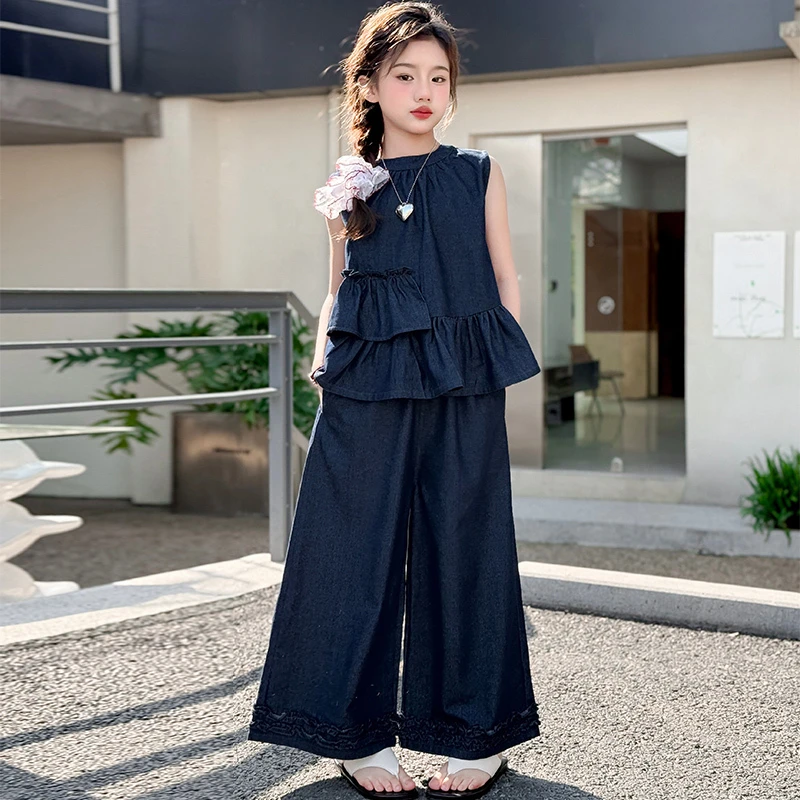 女大童夏装套装2025新款洋气女孩荷叶花边牛仔背心阔腿裤两件套。