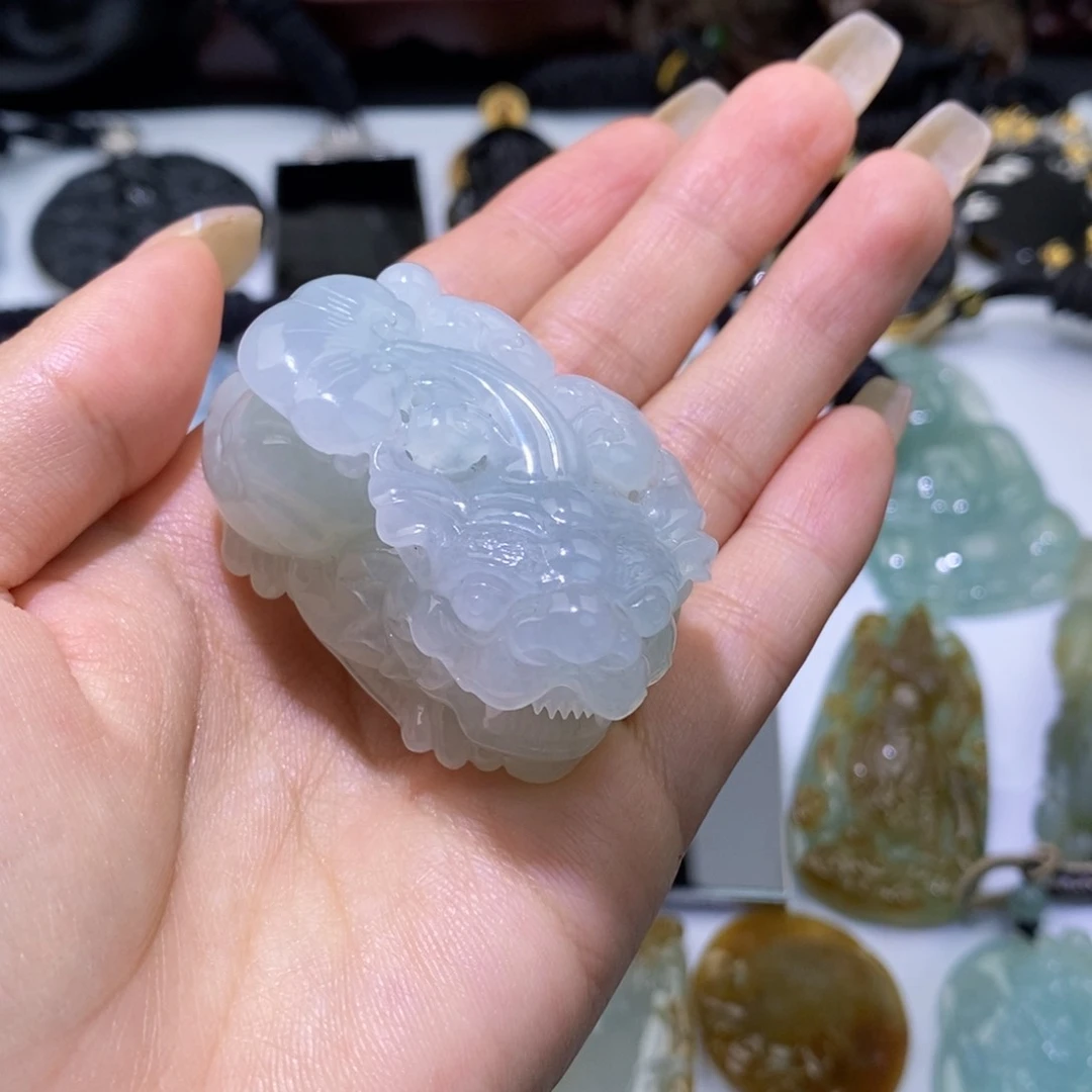 颈饰18K金镶嵌翡翠修**性