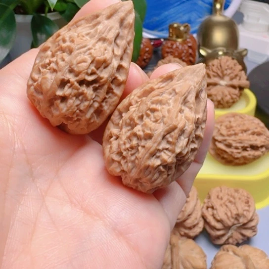 野生鸡心文玩核桃