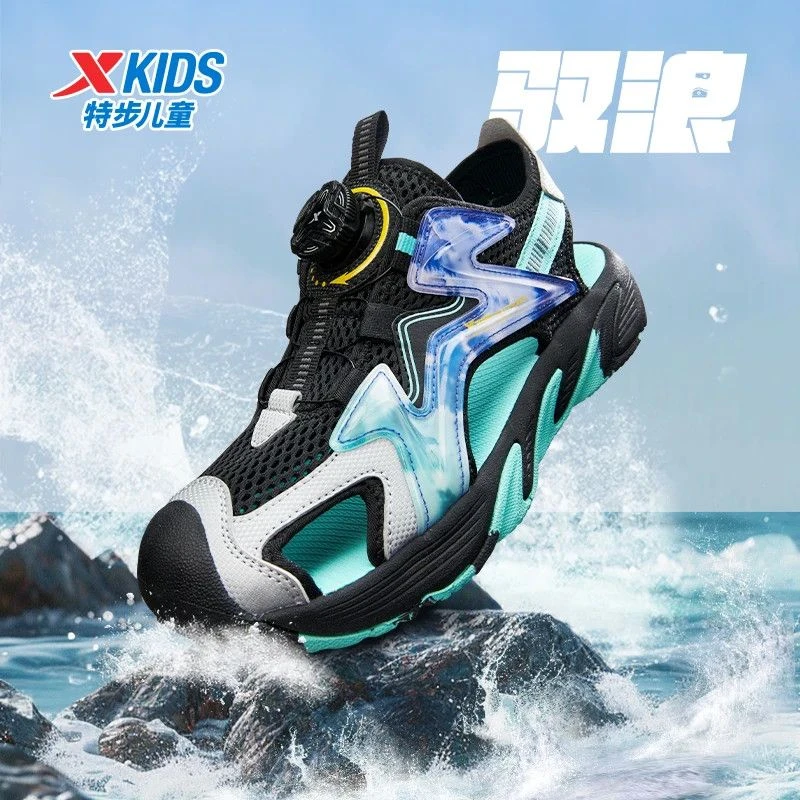 特步儿童2025夏季男童旋钮扣凉鞋中大童包头沙滩鞋透气软底防滑鞋