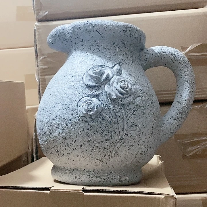 树脂花瓶等物品上都是