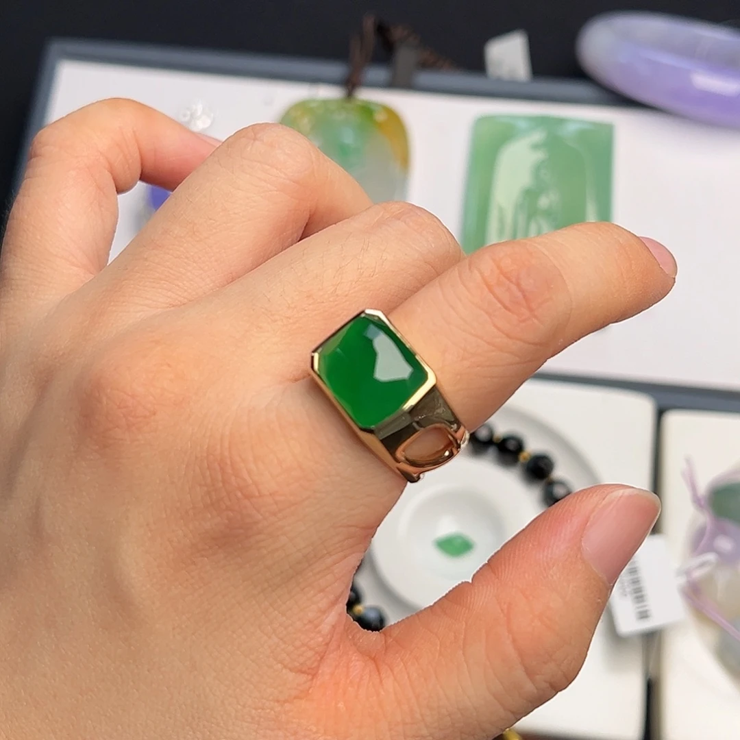 18K金镶嵌戒指翡翠满色拾光戒指
