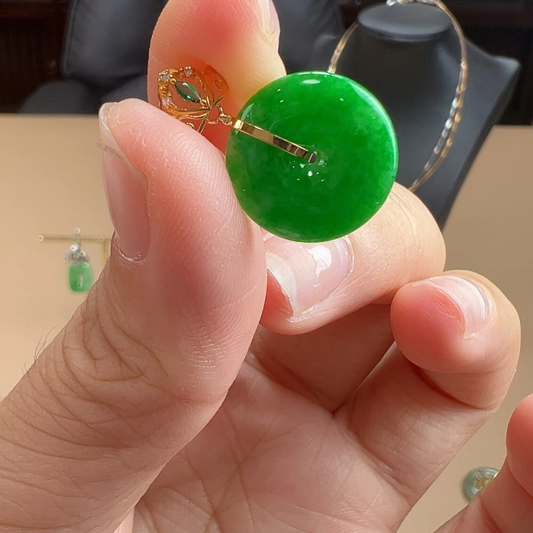 翡翠18K金镶嵌颈饰吊坠