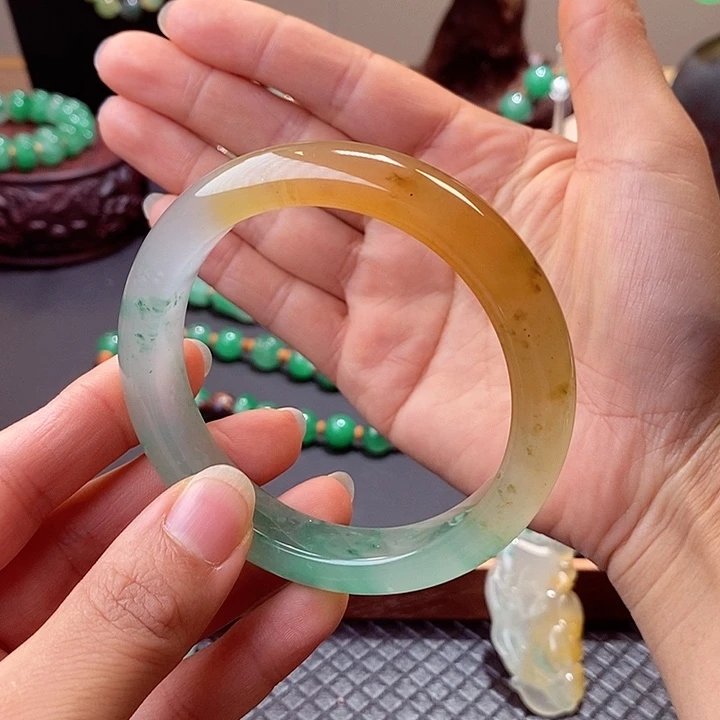 q***w石英质玉（非洲翠）未镶嵌手镯