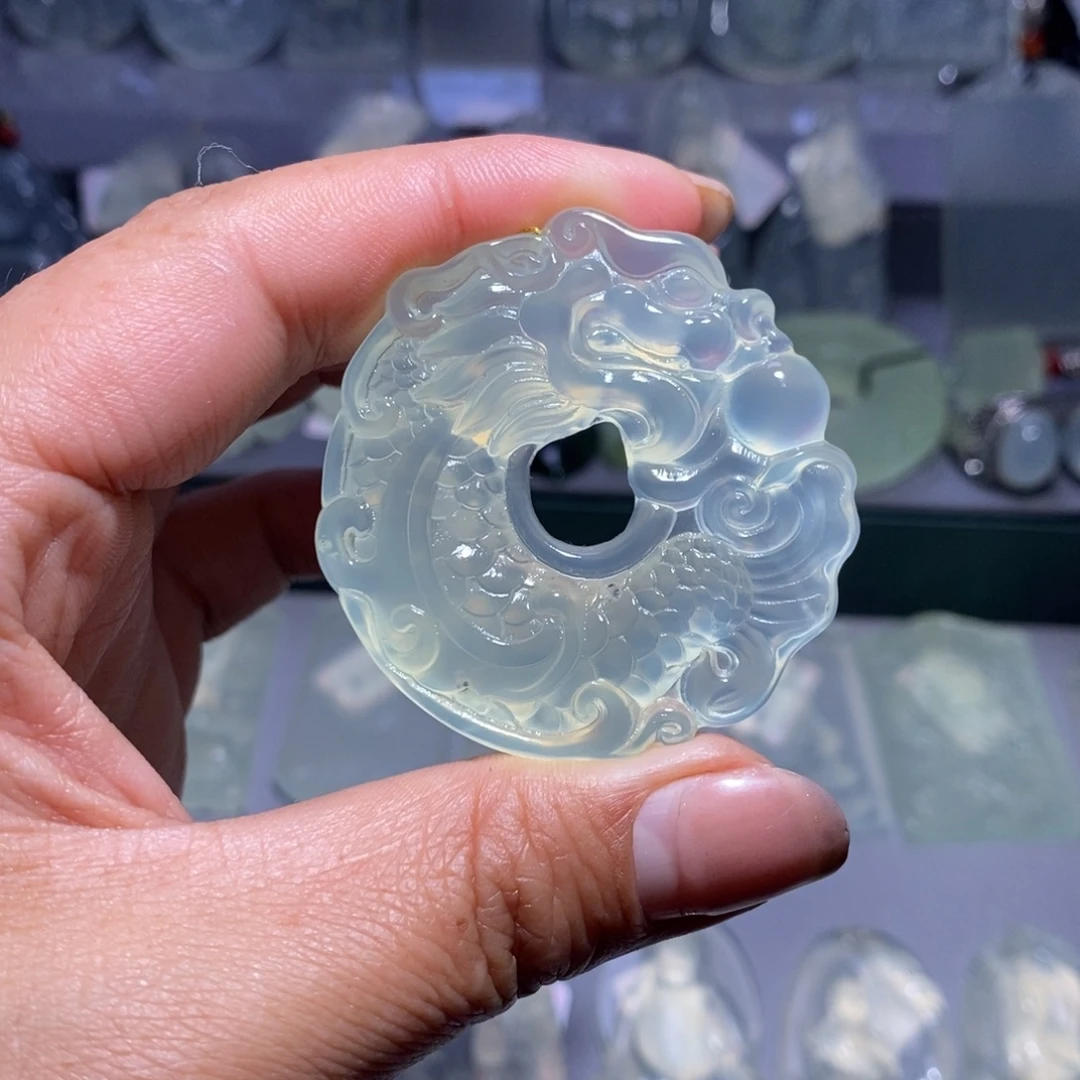 岫玉未镶嵌颈饰龙鱼