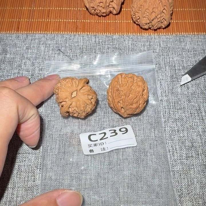 文玩核桃吊坠白狮子239
