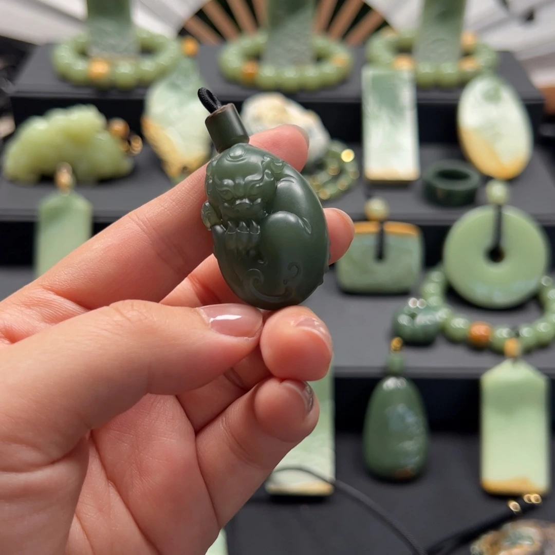 岫岩老玉（透闪石质玉）未镶嵌颈饰三****子