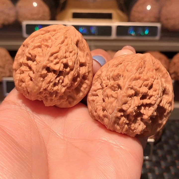 文玩核桃把件牡丹纹