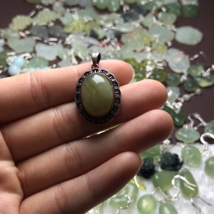 蛇纹石玉颈饰合金