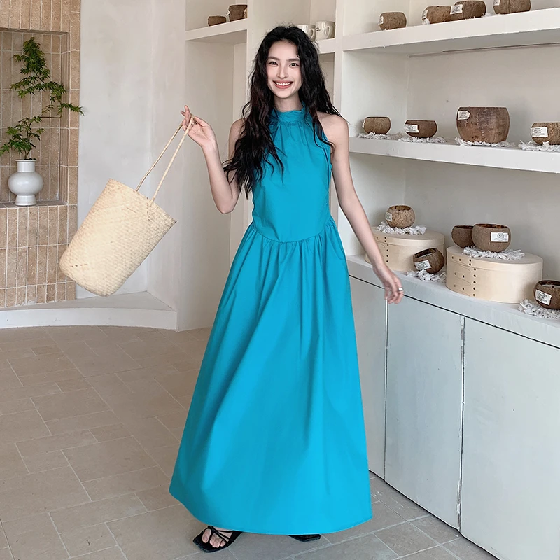 湖蓝色气质女神范挂脖露背连衣裙女2025夏季新款法式收腰显瘦长裙