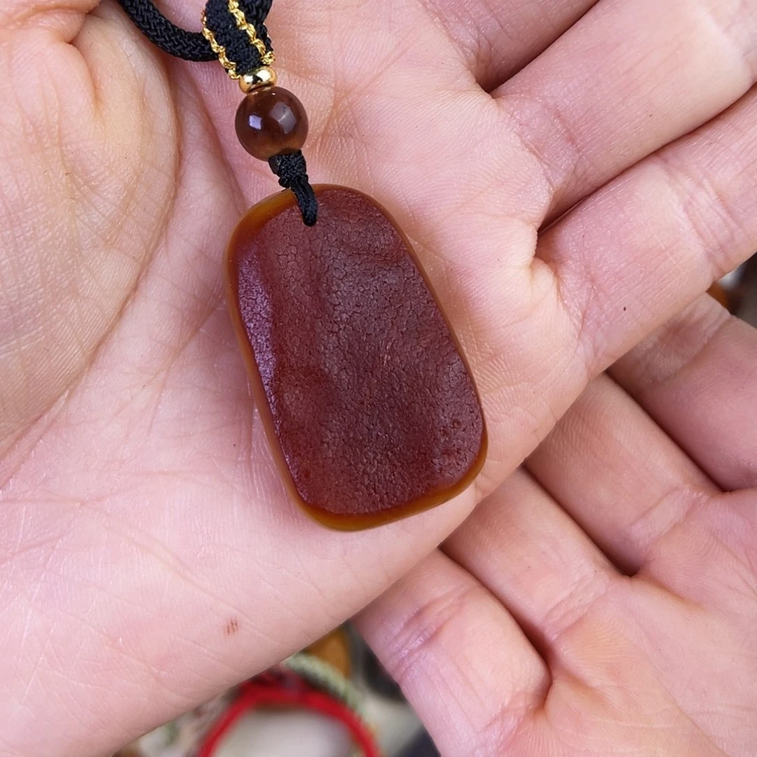 琥珀珠宝奇石未镶嵌。