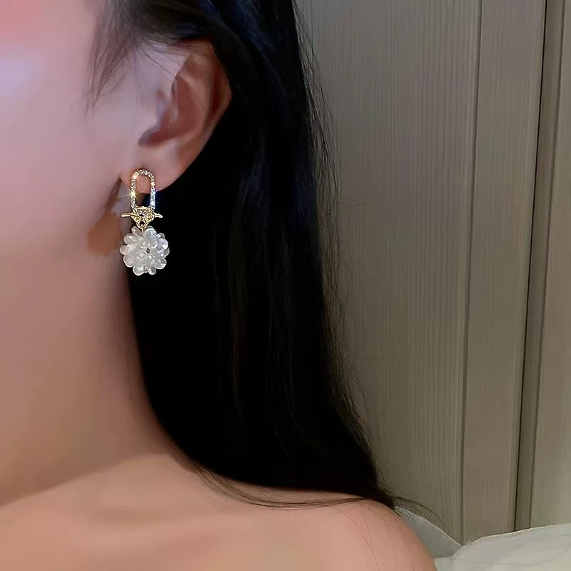 铜合金耳饰 少女风绣球白色温柔简约耳饰N3369