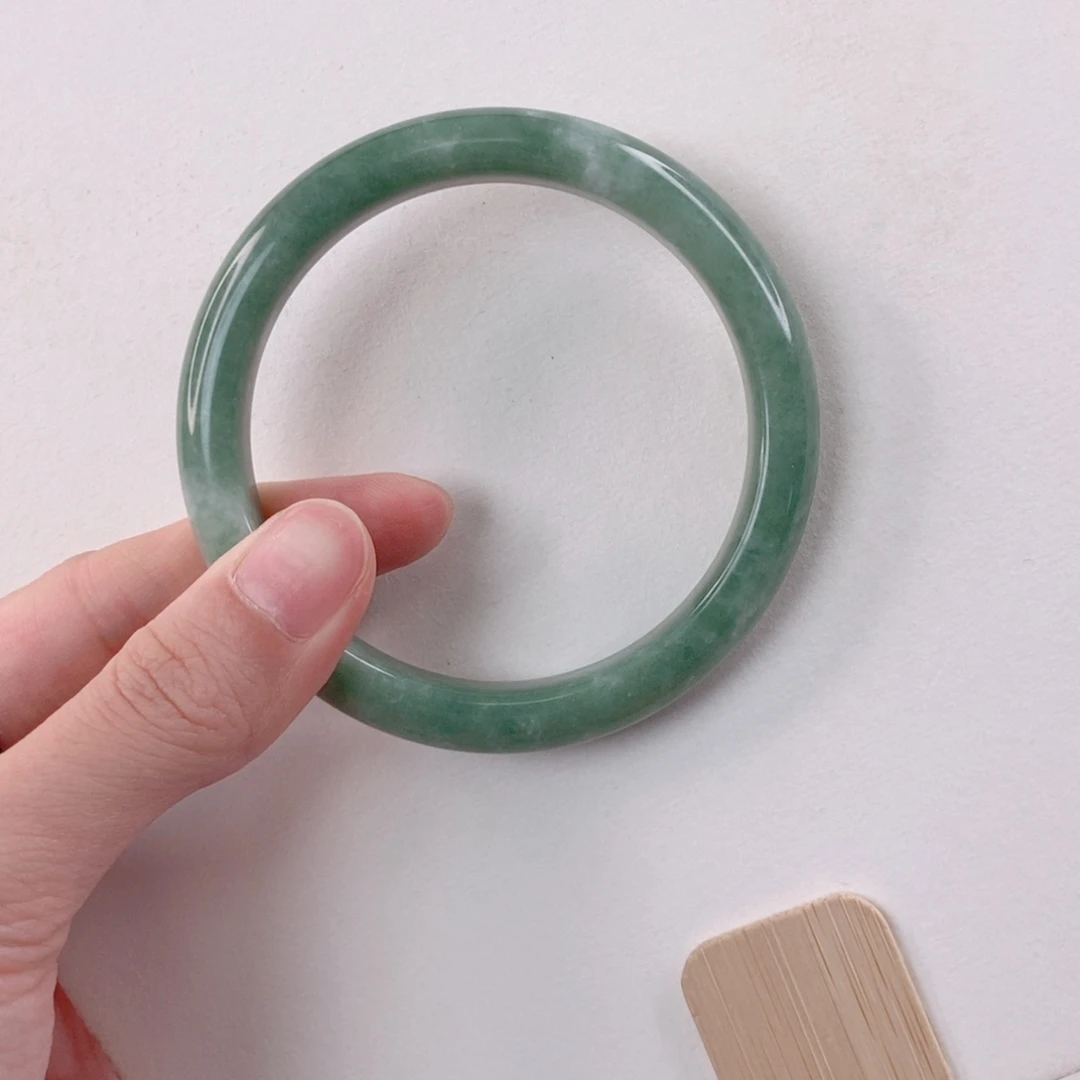 柠***S蓝田玉（蛇纹石化大理石玉）手镯未镶嵌