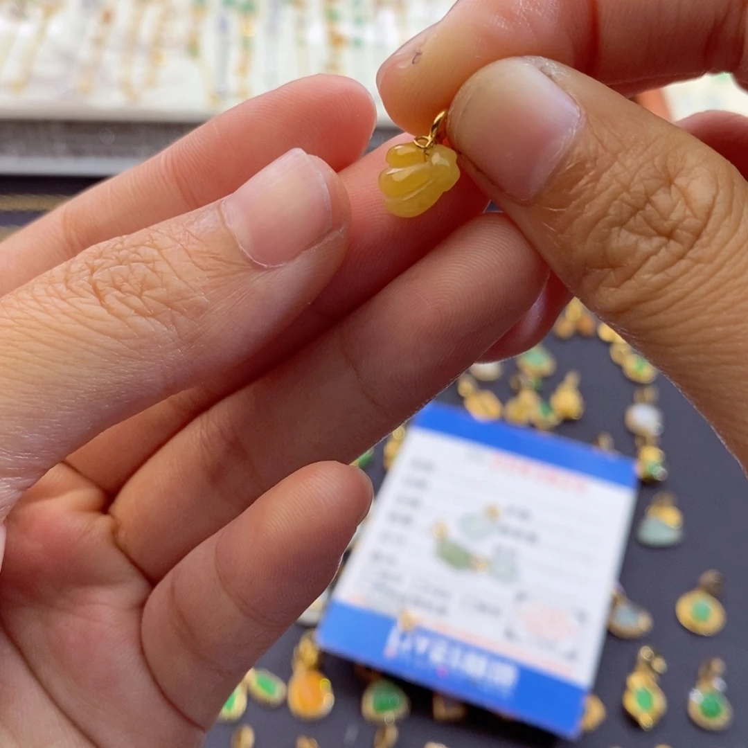 。****翡翠18K金镶嵌颈饰翡翠