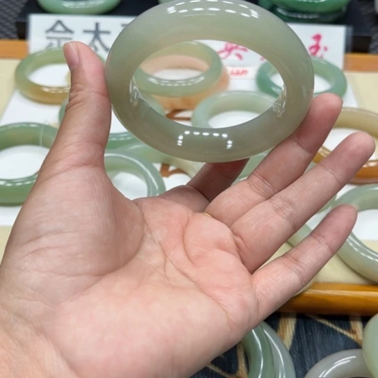 石英质玉手镯未镶嵌天****驴