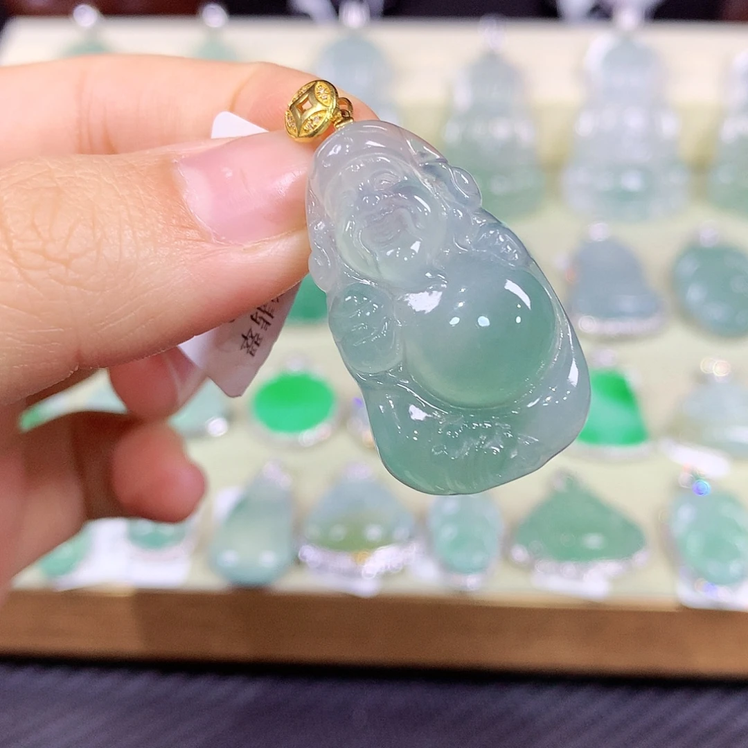 翡翠18K金镶嵌颈饰财神爷