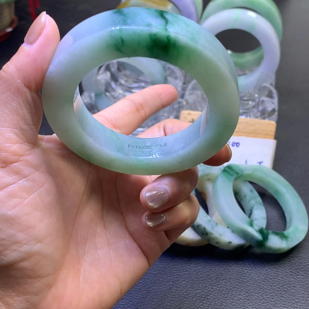 未镶嵌手镯定制翡翠普*人