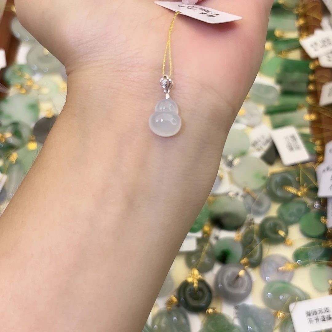 翡翠18K金镶嵌颈饰葫芦