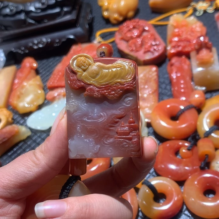 石英质玉（黄龙玉）未镶嵌颈饰