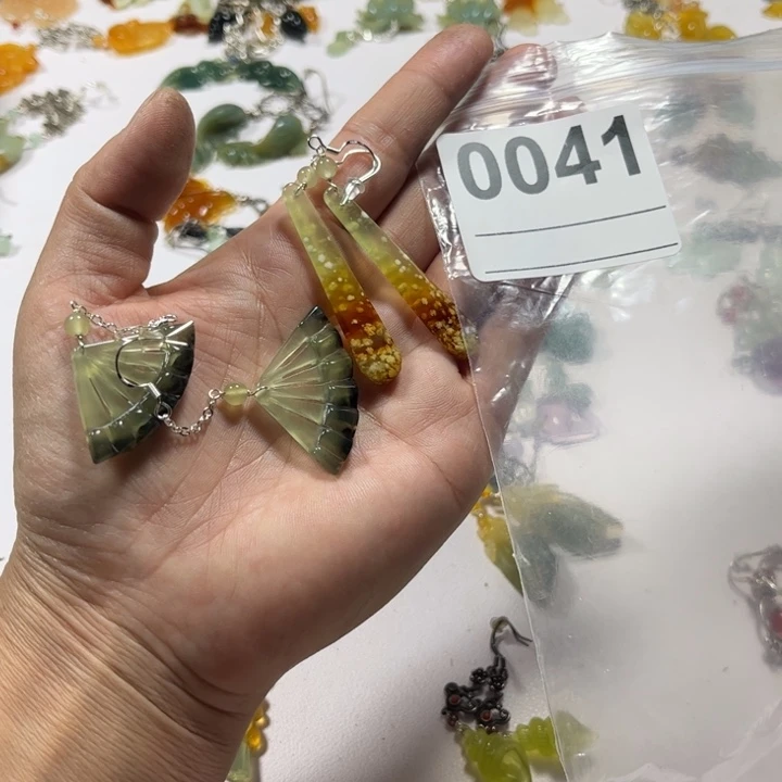 微***笑蛇纹石玉合金耳饰