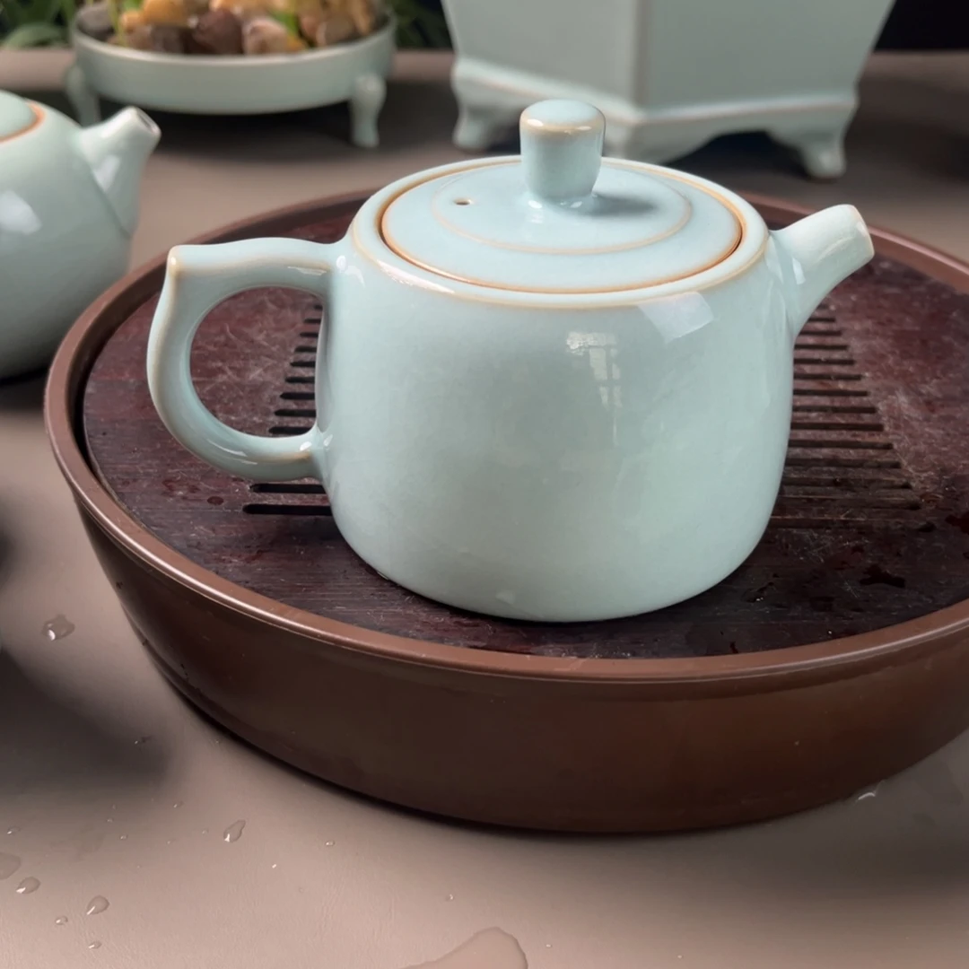 天青色微瑕井兰壶