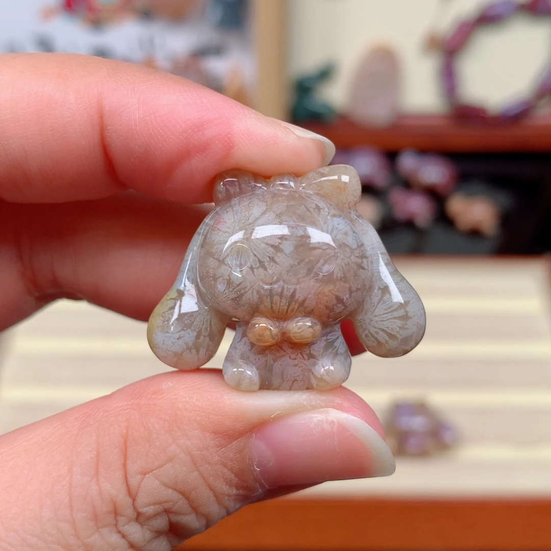 未镶嵌颈饰硅化玉