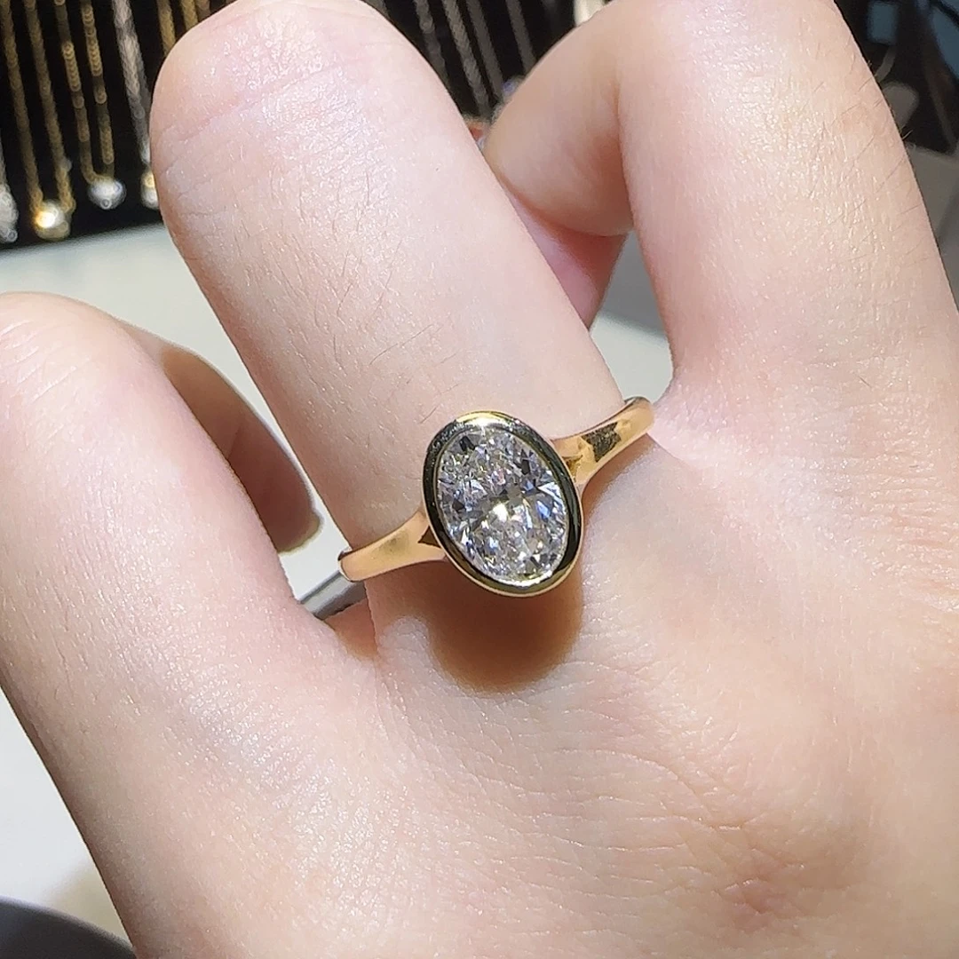 实验室培育钻石18K金镶嵌椭圆包镶1卡